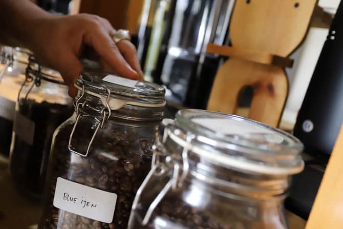 Ahmad Hilmy Almusawa, pemuda 22 tahun penyandang tunanetra meracik kopi pesanan pelanggannya di Mata Hati Koffie di Jalan Cabe, Pondok Cabe Ilir, Pamulang, Tangerang Selatan, Banten, Selasa (21/07/2020). Semangat Barista Tunanetra di Tengah Pandemi. Baris - Image