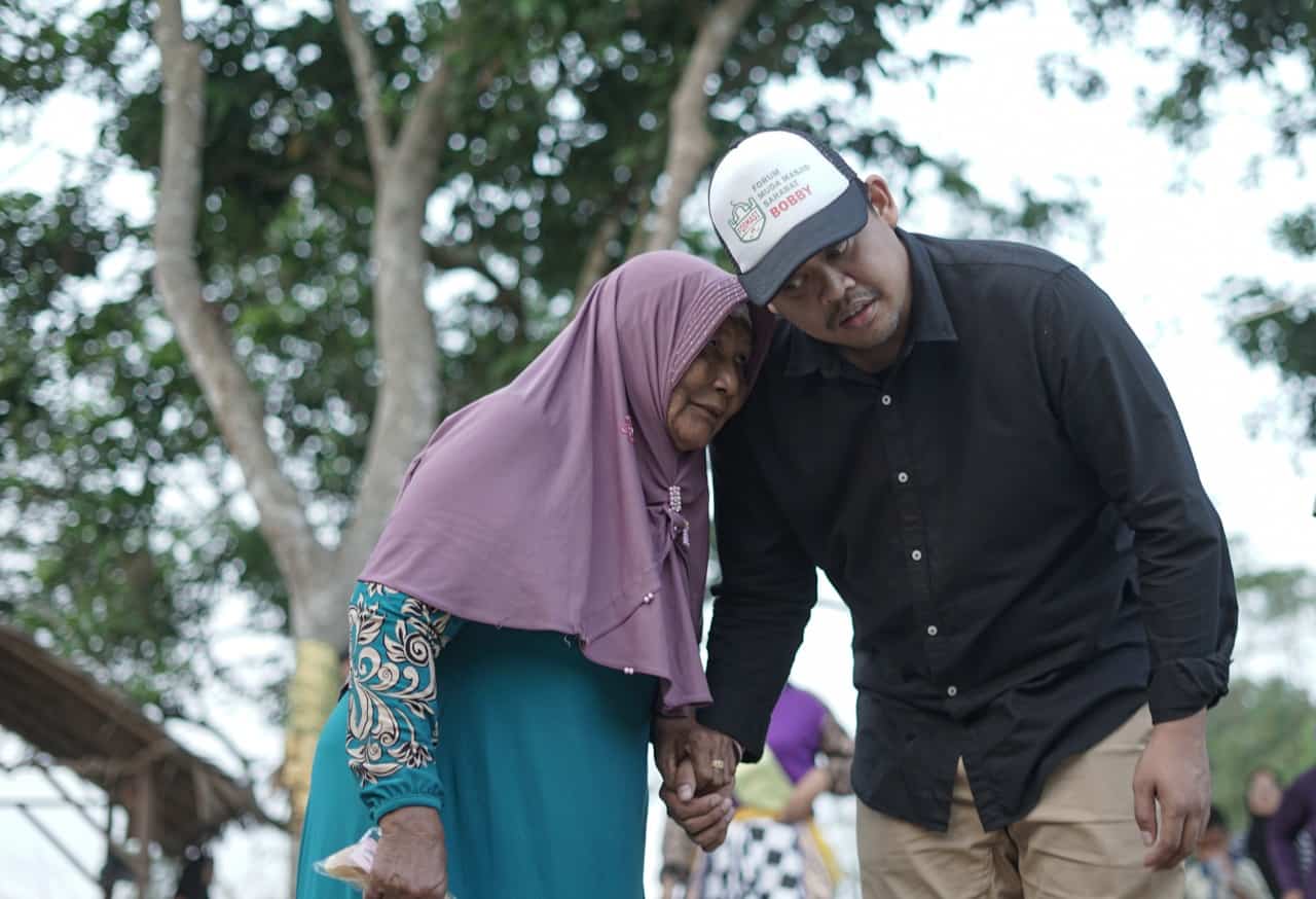 Bobby Nasution saat bersama salah seorang warga Kota Medan - Ist for JawaPos.com - Image