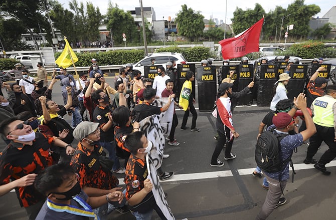 Massa yang tergabung dalam berbagai aliansi buruh saat menggelar aksi unjuk rasa menolak Omnibus Law RUU Cipta Kerja di sekitar gedung MPR/DPR RI, Senayan, Jakarta Pusat, Kamis (16/7/2020). Pada aksi tersebut buruh bersama mahasiswa menolak omnibus law RU - Image