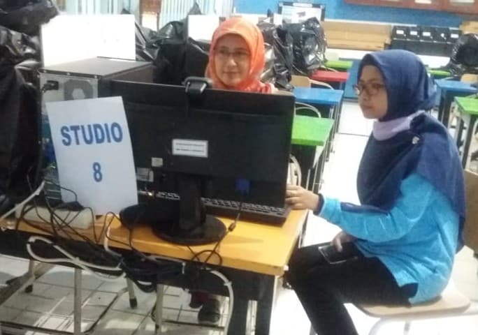 Simulasi kelas virtual menanfaatkan studio belajar SMPN 4 Surabaya. SMPN 4 Surabaya For JawaPos.com - Image