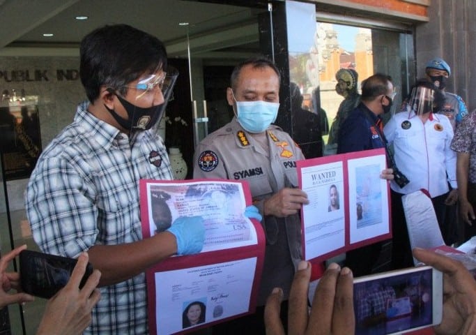 Wadirkrimum dan Kabidhumas Polda Bali memperlihatkan identitas pelaku. Humas Polda Bali/Antara - Image
