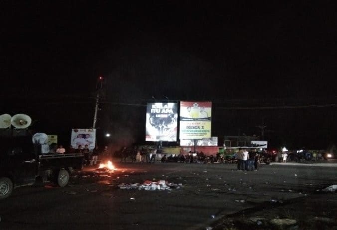 Aksi demonstrasi penolakan kedatangan ratusan TKA asal Tiongkok di simpang empat Bandara Haluoleo Kendari, Selasa (30/6) malam. Harianto/Antara - Image