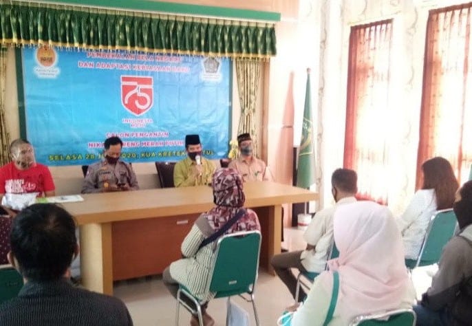 Pembekalan bela negara dan adaptasi kebiasaan baru sebagai spirit Nikah Bareng Merah Putih diikuti para pasangan calon pengantin di KUA Kretek Bantul. Hery Sidik/Antara - Image