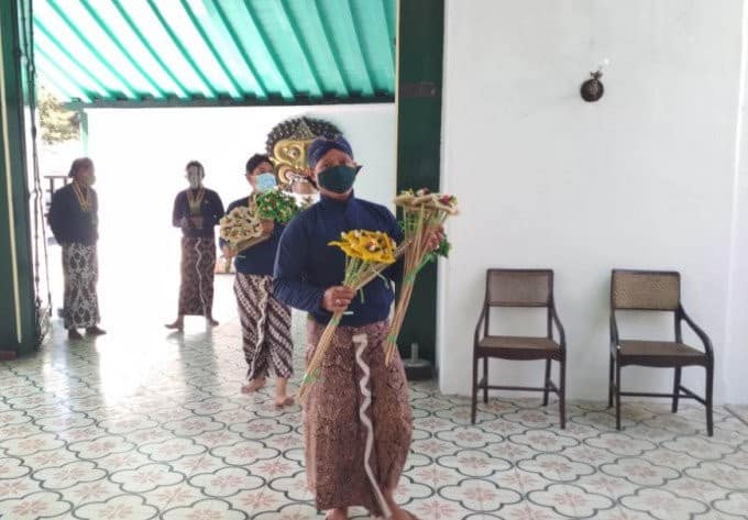 Sejumlah abdi dalem membawa ubarampe gunungan yang dibagikan Keraton Jogjakarta pada Jumat (31/7). Luqman Hakim/Antara - Image