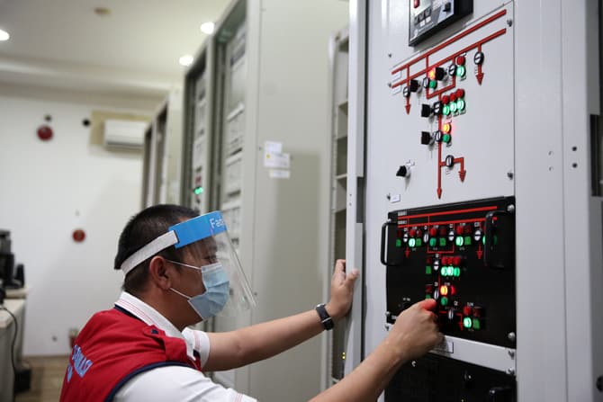 Petugas melakukan pengecekan atau quality control di Kantor PLN Pusat Sertifikasi (Pusertif) Duren Tiga, Jakarta, Rabu (22/7/2020). PLN Pusertif melakukan pengujian terhadap instalasi kelistrikan, kWh meter, dan seluruh peralatan listrik sesuai standar ya - Image