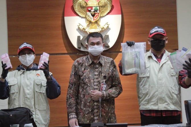 Wakil Ketua KPK Nawawi Pomolango didampingi Juru Bicara KPK Ali Fikri menunjukkan barang bukti pasca Operasi Tangkap Tangan (OTT) Bupati Kutai Timur di Gedung KPK, Jakarta, Jumat (3/7/2020). Dalam OTT itu KPK menahan tujuh tersangka yakni Bupati Kutai Tim - Image
