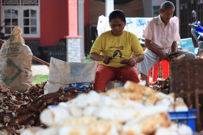 Pekerja saat menyiapkan bahan baku keripik seingkong di sentra Kripik Keripik Singkong Maharani, Tajur Halang, Bogor, Jawa Barat, Minggu (5/7/2020). Presiden Joko Widodo meminta para kepala daerah turut menyiapkan anggaran dari APBD untuk memberikan bantu - Image