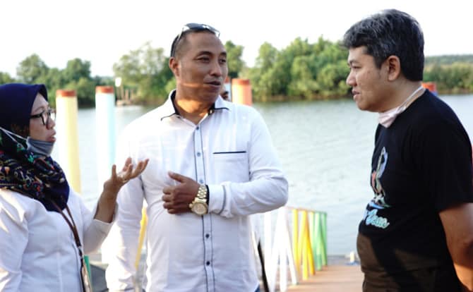 Caption foto: TERUS BERKARYA: Mas Iin mengajak anak-anak muda Kota Delta untuk mengembangkan kreativitas. Salah satunya, memberikan anugerah lomba vlog yang diadakan oleh Sidoarjo Bisa di kantor Sidoarjo Bisa, kawasan Perumahan Bumi Citra Fajar. (Istimewa - Image