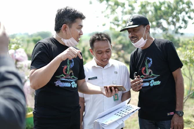 REALISASIKAN GAGASAN: Mas Iin datang langsung ke desa-desa untuk menemukan produk warga desa dan membantu memasarkannya lewat berbagai platform media. (Istimewa) - Image
