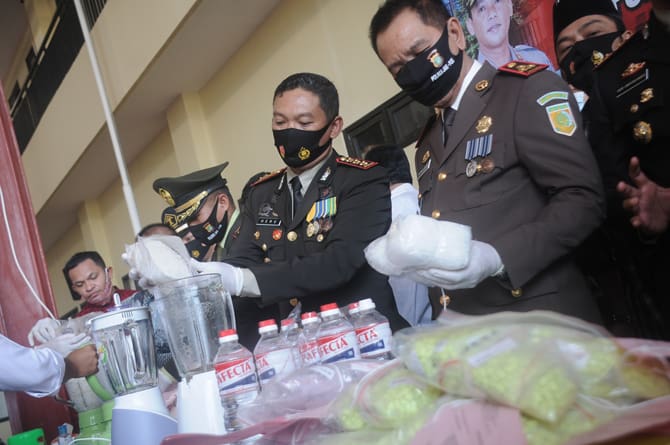 Kapolres Metro Jakarta Pusat, Kombes Pol Heru Novianto, saat pemusnahan narkoba di kantor Polres Metro Jakarta Pusat, Rabu (1/7/2020). Kepolisian Resor Metro Jakarta Pusat memusnahkan barang bukti hasil pengungkapan kasus narkoba setahun terakhir berupa 2 - Image