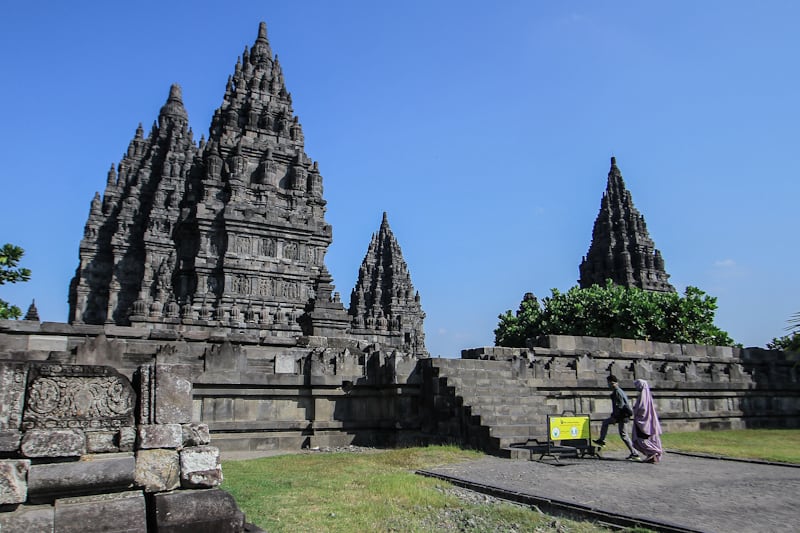 Wisatawan mengunjungi candi Prambanan, Sleman, Rabu (1/7). Setelah ditutup selama tiga bulan akibat pandemi virus covid-19 kini kawasan objek wisata Candi Prambanan mulai dibuka dengan menjalankan protokol kesehatan (Foto: Elang Kharisma Dewangga). - Image