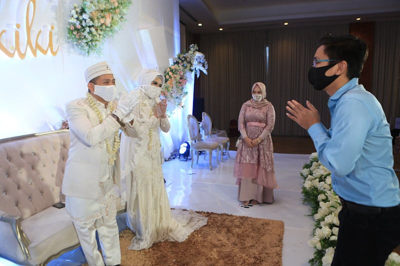 ADAPTASI: Puluhan wedding organizer (WO) di Samarinda menggelar simulasi resepsi akad nikah di tengah pandemi wabah, di Ballroom HARRIS Hotel, Minggu, (5/7). RAMA SIHOTANG/KALTIM POST - Image