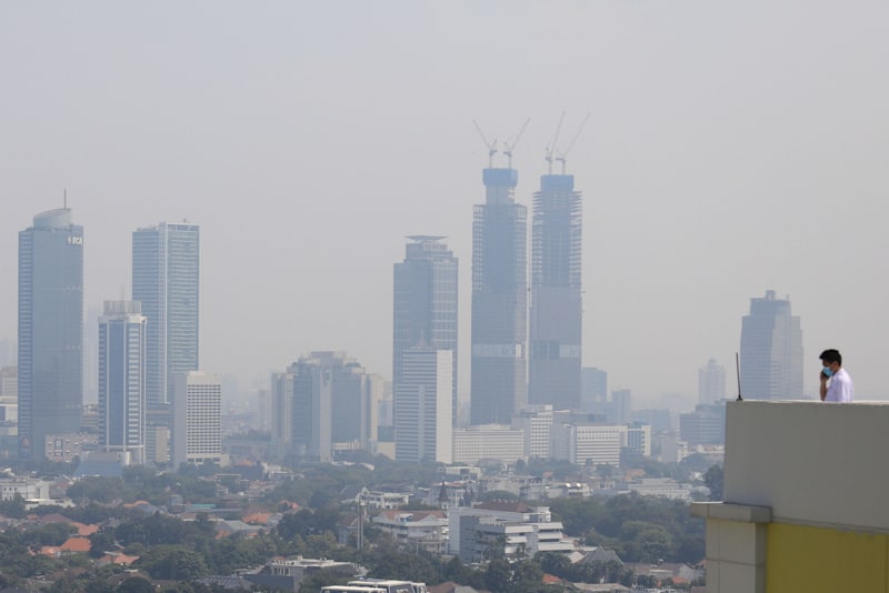 Suasana gedung-gedung bertingkat yang diselimuti polusi di Jakarta, Selasa (28/7/2020). Polusi udara kembali menyelimuti langit Jakarta, sejak masa Pembatasan Sosial Berskala Besar (PSBB) memasuki masa transisi. Berdasarkan data AirVisual, kualitas udara - Image