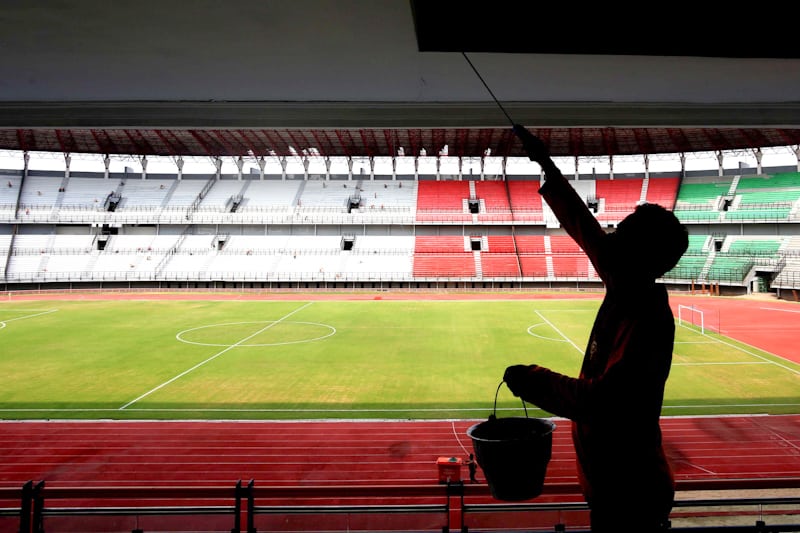 RIANA SETIAWAN / JAWA POS Pekerja melakukan pengecatan sebelum pemasangan kursi di Stadion Gelora Bung Tomo, Kemarin, (29/7). renovasi Stadion terbesar di Surabaya tersebut terus dikebut. pihak kontraktor memfokukan pengecatan sebelum dilakukan pemasanga - Image