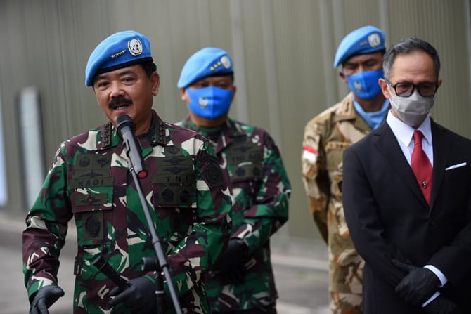 Panglima TNI Marsekal TNI Hadi Tjahjanto saat memimpin upacara pemulangan Jenazah Pembantu Letnan Dua (Pelda) Anumerta Rama Wahyudi dipulangkan ke pihak keluarga di Pekanbaru, Riau dari Lanud Halim Perdanakusuma, Jakarta, Jumat (3/7/2020). Komandan Satga - Image