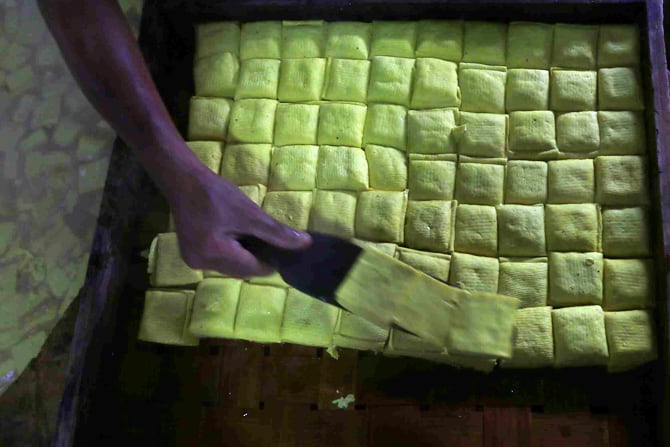 Pekerja mengolah kacang kedelai yang akan di gunakan untuk bahan baku tahu di kawasan Parung Panjang, Bogor, Jawa Barat, Senin (20/7/2020). Di tengah pandemi Covid-19, penghasilan pelaku usaha tahu dan tempe turun drastis. Penjualan menurun hingga mencapa - Image