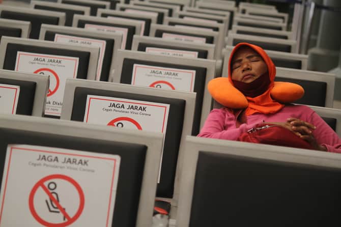 Deretan tempat duduk yang di buat berjarak di Stasiun Pasar Senen, Jakarta, Jum - Image