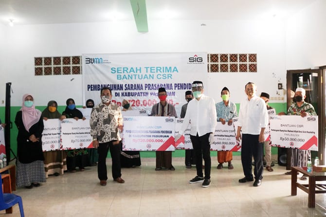 Bantuan PT Semen Indonesia Tbk berupa fasilitas gedung ruang pendididkan senilai Rp. 720 juta diserahkan kepada Shofiurrochman Barizi, perwakilan dari 10 lembaga/Yayasan dan disaksikan langsung Ketua Komisi VI DPR RI, Faisol Riza di Pasuruan, Senin (27/7 - Image