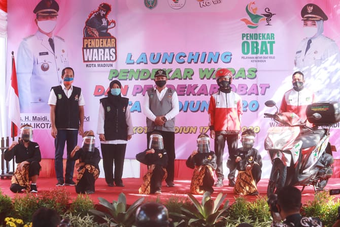 Pemerintah Kota (Pemkot) Madiun dipimpin Wali Kota Maidi meluncurkan Pendekar Waras dan Pendekar Obat sebagai bagian untuk membiasakan masyarakat menerapkan protokol kesehatan di semua sektor yang telah dibuka secara bertahap di era new normal. - Image