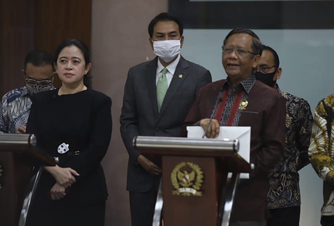 Suasana Konferensi Pers oleh Ketua DPR Puan Maharani dan Menteri Koordinator Bidang Politik Hukum dan Keamanan (Menko Polhukam) Mahfud MD dalam konferensi pers di Media Center, Kompleks Parlemen, Senayan, Jakarta, Kamis (16/7/2020). DPR dan Pemerintah sep - Image