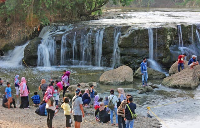 Warga mengunjung wisata Curug Parigi, Bekasi, Jawa Barat, Minggu (26/07/2020). Curug Parigi dijadikan tempat wisata untuk mengisk liburan akhir pekan.Foto: Imam Husein/Jawa Pos - Image