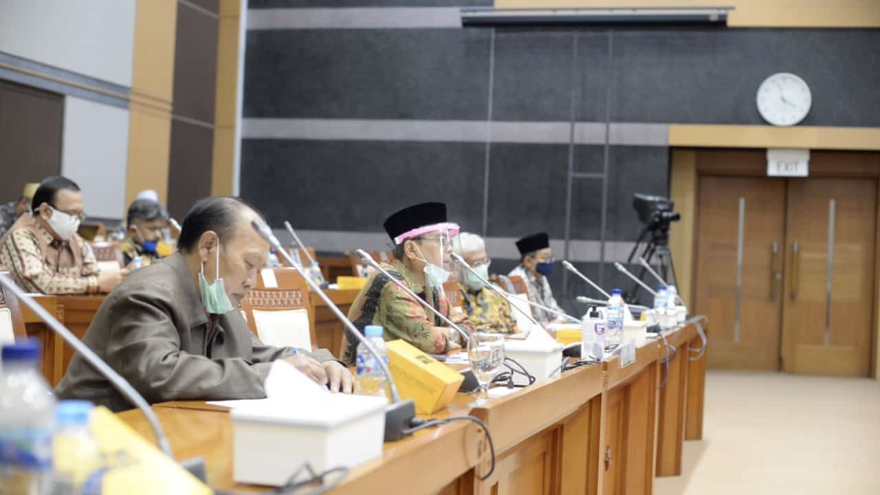 Ketua Baznas Bambang Sudibyo (dua dari kiri) mengikuti rapat dengar pendapat (DPR) bersama Komisi VIII DPR (15/7). (Dokumentasi Baznas) - Image
