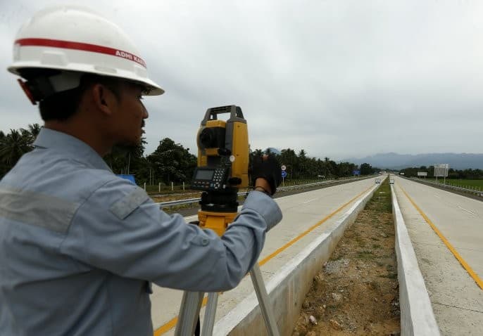 Pekerja mengukur jalan tol seksi IV Indrapuri–Blang Bintang di Aceh Besar, Aceh, pada Senin (6/7). Irwansyah Putra/Antara - Image