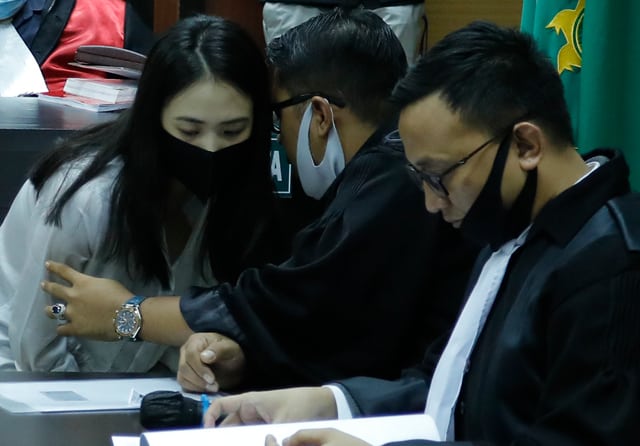 Terdakwa Aurelia Margaretha berdiskusi dengan kuasa hukumnya untuk mengajukan pledoi. (Istimewa) - Image