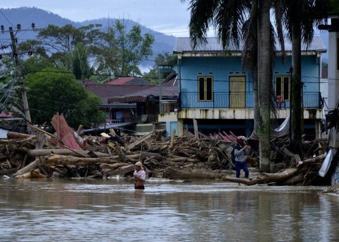 Warga mencari sisa barang yang bisa diselamatkan usia banjir bandang yang menerjang beberapa kecamatan di Kabupaten Luwu Utara, Sulawesi Selatan. Abhe Abriawan/Antara - Image