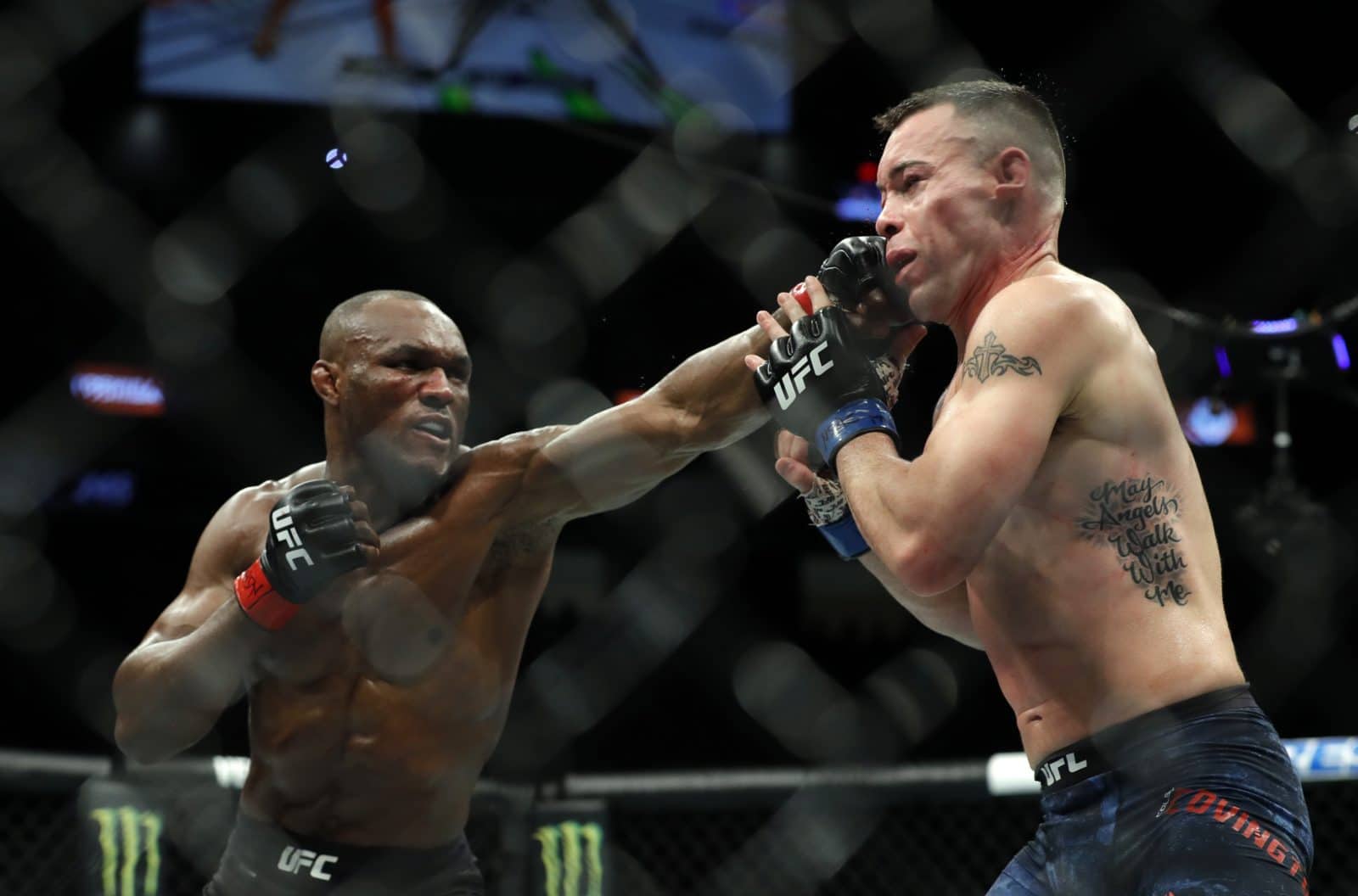 SHOW UTAMA: Kamaru Usman (kiri) melepaskan pukulan yang mengarah ke wajah Colby Covington saat duel kelas welter UFC 245 di T-Mobile Arena, Las Vegas (14/12). - Image