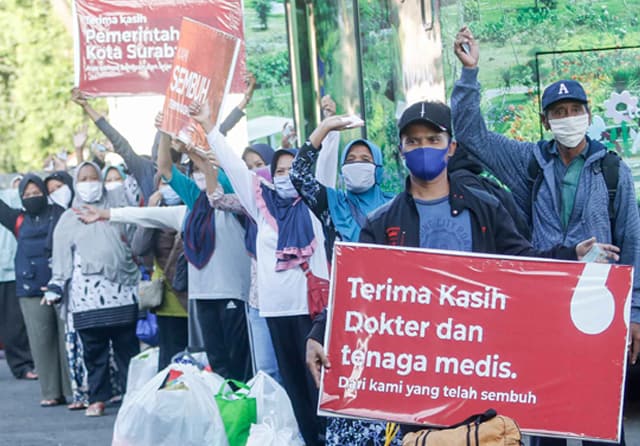 BOLEH PULANG: Para pasien yang dinyatakan sembuh dari Covid-19 meninggalkan asrama haji setelah menjalani karantina. (Alfian Rizal/Jawa Pos) - Image