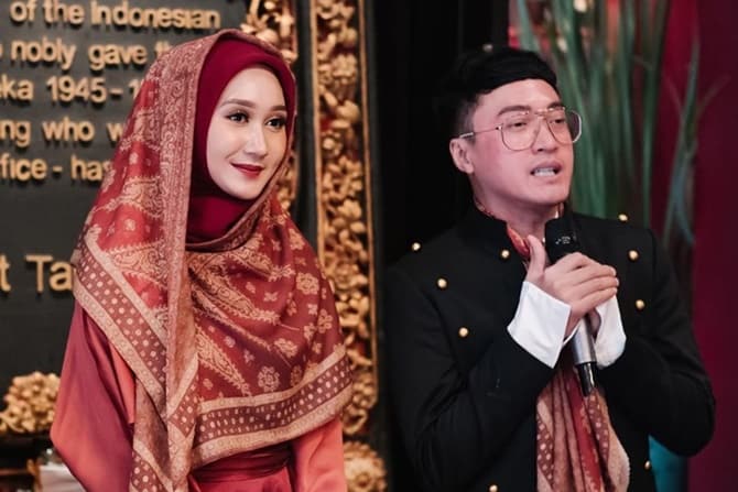Dian Pelangi mengaku banyak kenangan yang tak bisa dilupakan bersama Barli Asmara. Bahkan ada satu janji yang belum sempat dipenuhi Barli hingga akhir hayatnya. (Instagram Dian Pelangi) - Image
