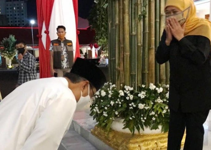 Gubernur Jatim Khofifah Indar Parawansa kanan) dan mantan Wakil Gubernur Jatim Saifullah Yusuf bertemu di Gedung Negara Grahadi di Surabaya, Senin (24/8) malam. Fiqih Arfani/Antara - Image