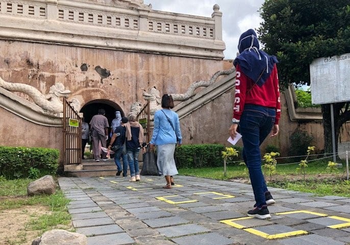 Ilustasi protokol kesehatan diterapkan dalam kegiatan wisata di Taman Sari Jogjakarta, yang mulai dibuka pada Juli. Eka A.R./Antara - Image