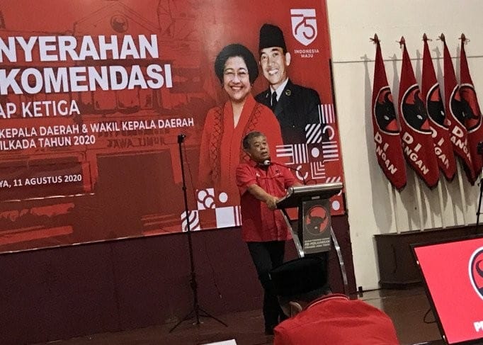 Ketua DPD PDI Perjuangan Jatim Kusnadi menyampaikan arahan di sela penyerahan rekomendasi tahap ketiga di kantor DPD PDIP Jatim di Surabaya pada Selasa (11/8). Fiqih Arfani/Antara - Image