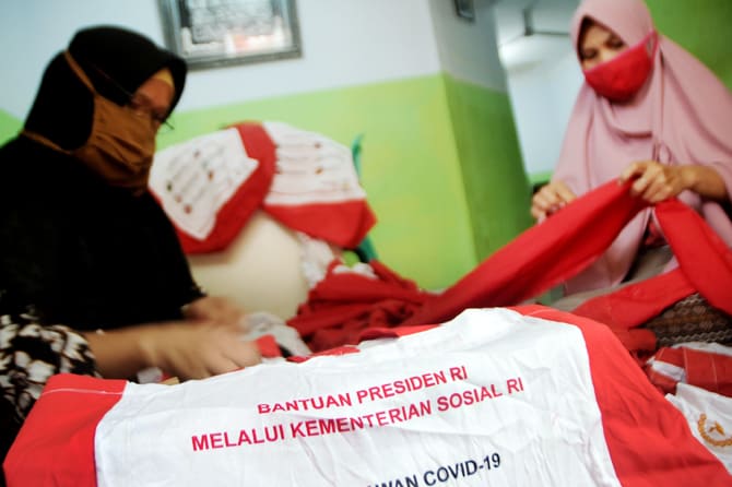 Warga membuat bendera berbahan tas bekas Bantuan Presiden (Banpres) disalah satu rumah warga di Bedahan, Sawangan, Kamis (6/8/2020). Rencananya bendera hiasan menyambut HUT RI ke 75 ini akan dipasang sepanjang 500 meter di Jalan Raya Caringin. Selain itu, - Image