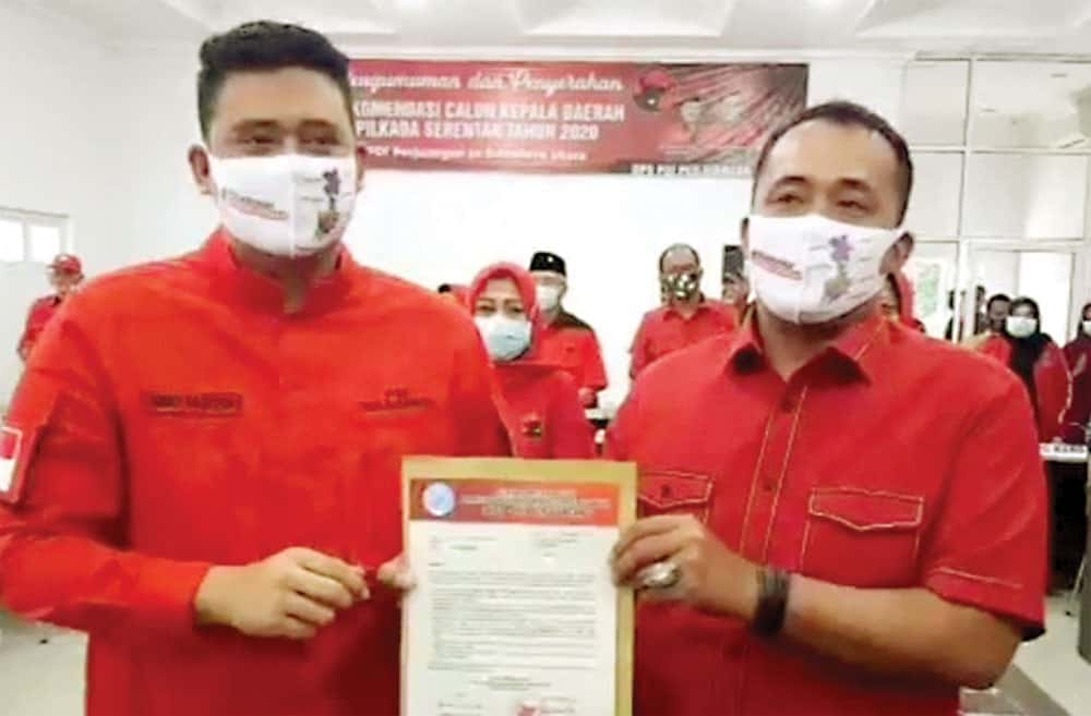 RESMI DIUSUNG: Bobby Nasution (kiri) dan Aulia Rahman saat menunjukkan rekomendasi dari PDI Perjuangan untuk maju dalam Pilwali Medan pada 9 Desember mendatang di Jakarta, Selasa (11/8). (SYAIFUL HAKIM/ANTARA) - Image