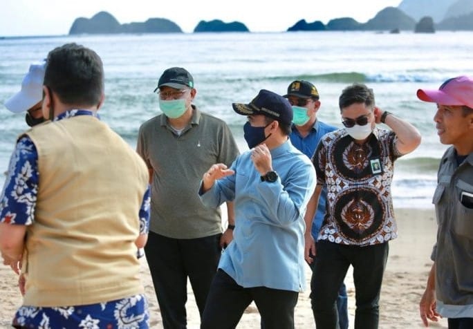 Bupati Banyuwangi Abdullah Azwar Anas mendampingi tim dari Kementerian PUPR saat meninjau sejumlah lokasi yang akan dibangun infrastruktur. Pemkab Banyuwangi/Antara - Image