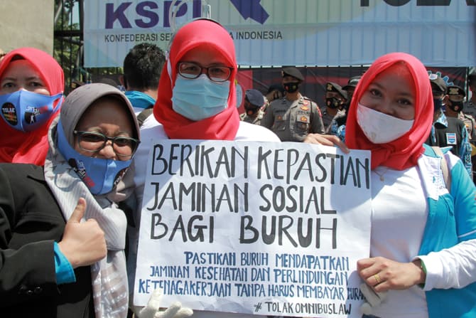 Demonstrasi buruh dengan tuntutan menolak Omnibus Law, di sekitar gedung DPR/MPR Jakarta, Selasa (25/8/2020). Dalam tuntutannya mereka ingin menolak Omnibus Law RUU Cipta Kerja yang saat ini sedang dibahas oleh DPR RI dan pemerintah. Foto: Dery Ridwansa - Image