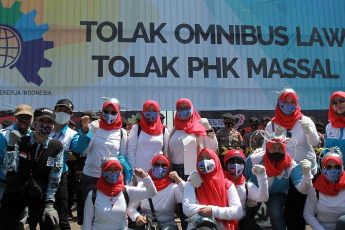 Demonstrasi buruh dengan tuntutan menolak Omnibus Law, di sekitar gedung DPR/MPR Jakarta, Selasa (25/8/2020). Dalam tuntutannya mereka ingin menolak Omnibus Law RUU Cipta Kerja yang saat ini sedang dibahas oleh DPR RI dan pemerintah. Foto: Dery Ridwansa - Image