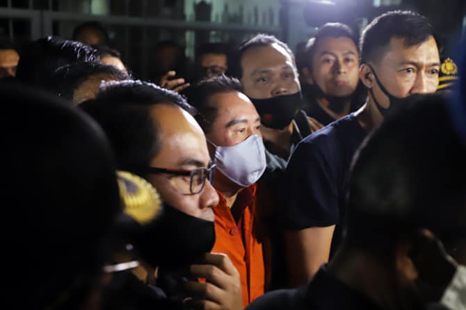 Petugas kepolisian membawa buronan kasus korupsi pengalihan hak tagih (cessie) Bank Bali Djoko Tjandra (tengah) yang ditangkap di Malaysia menuju Bareskrim Polri setibanya di Bandara Halim Perdanakusuma Jakarta, Kamis (30/7/2020). Foto: Dery Ridwansah/ Ja - Image