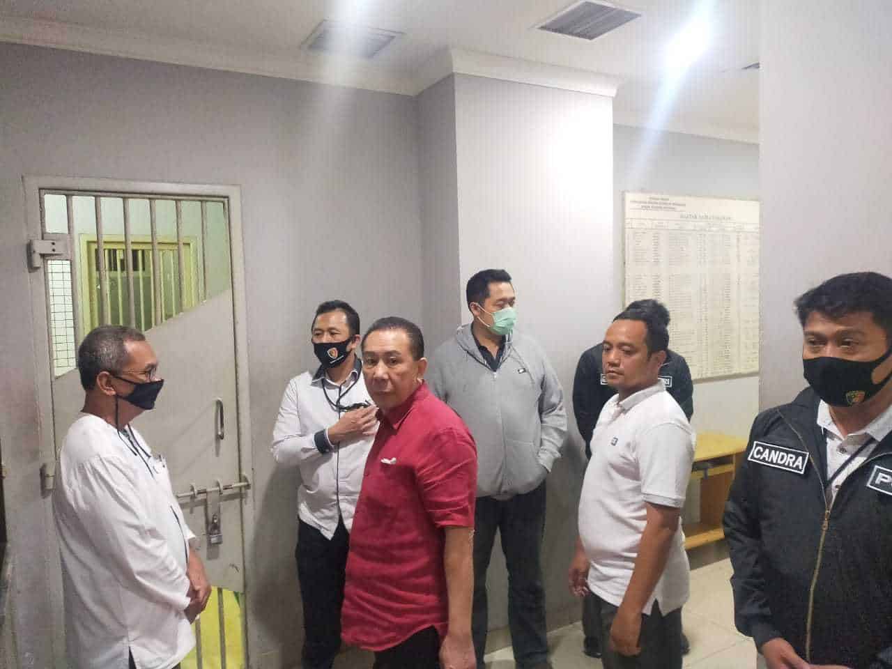 Terpidana Djoko Tjandra terlihat mengenakan kemeja berwarna merah, celana dan sepatu hitam. Dia didampingi oleh beberapa petugas Bareskrim Polri. - Image