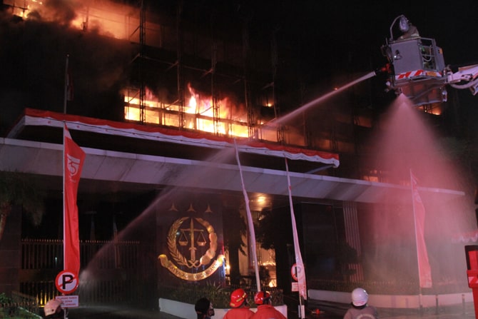 Petugas pemadam kebakaran (Damkar) berusaha memadamkan api yang membakar Gedung Kejaksaan Agung RI di kawasan Blok M, Jakarta Selatan, Sabtu (22/8/2020) malam. Kebakaran tersebut diperkirakan terjadi mulai pukul 19.10 WIB. Foto: Dery Ridwansah/ JawaPos.co - Image