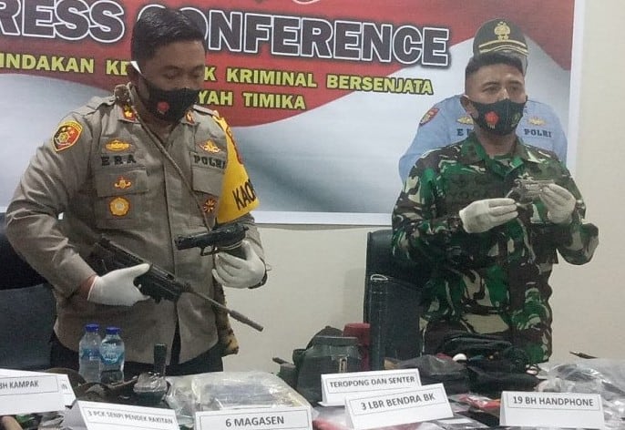 Kapolres Mimika AKBP IGG Era Adhinata dan Dandim 1710 Mimika Letkol Inf Yoga Cahya Prasetya menunjukkan senjata api laras panjang dan pendek milik kelompok bersenjata yang disita saat aparat gabungan saat menggerebek markas KKB Kali Kopi, Minggu (16/8). E - Image