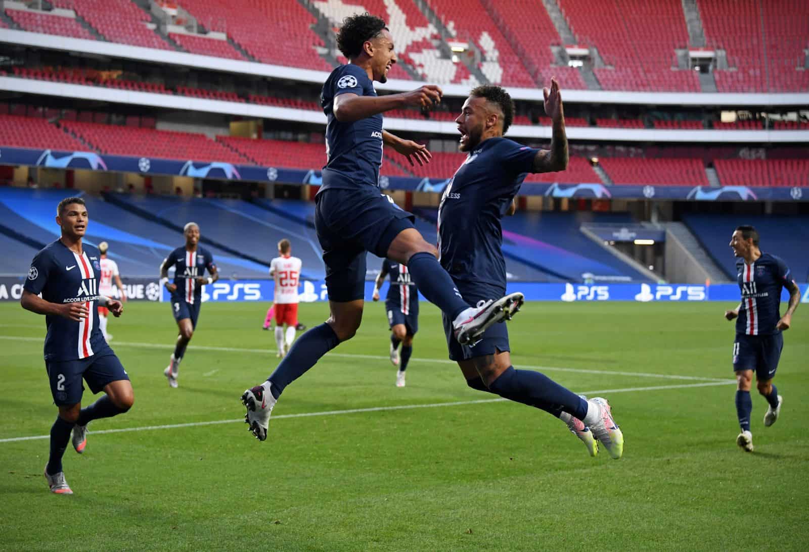 DAVID RAMOS/POOL/AFP MENUJU SAPU BERSIH: Bek Marquinhos (kiri) dan striker Neymar Jr membidik juara Liga Champions sebagai gelar kelima dari lima ajang yang diikuti PSG musim ini. - Image