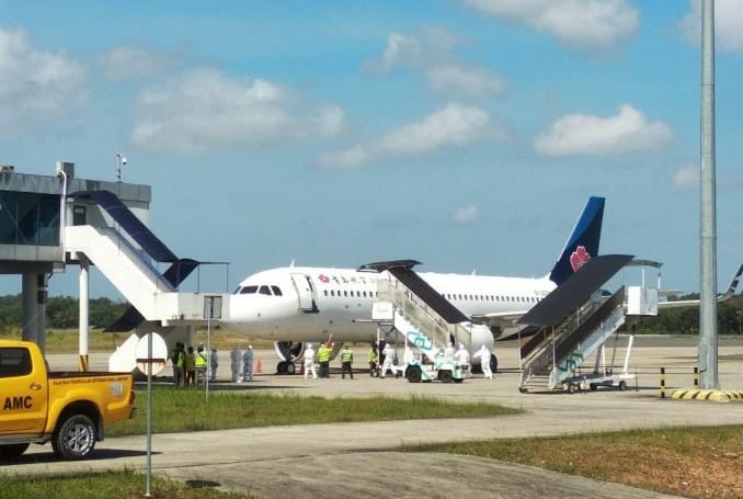Kedatangan TKA Tiongkok menggunakan pesawat Qingdao Airlines di Bandara RHA Tanjungpinang, Kepri, Sabtu (8/8). Ogen/Antara - Image