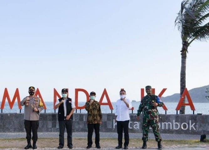Menteri Koordinator Bidang Pembangunan Manusia dan Kebudayaan (PMK) Muhadjir Effendy (tengah) bersama unsur pimpinn daerah NTB di Kawasan Ekonomi Khusus (KEK) Mandalika, Desa Kuta, Kabupaten Lombok Tengah, Kamis (27/8). Nur Imansyah/Antara - Image