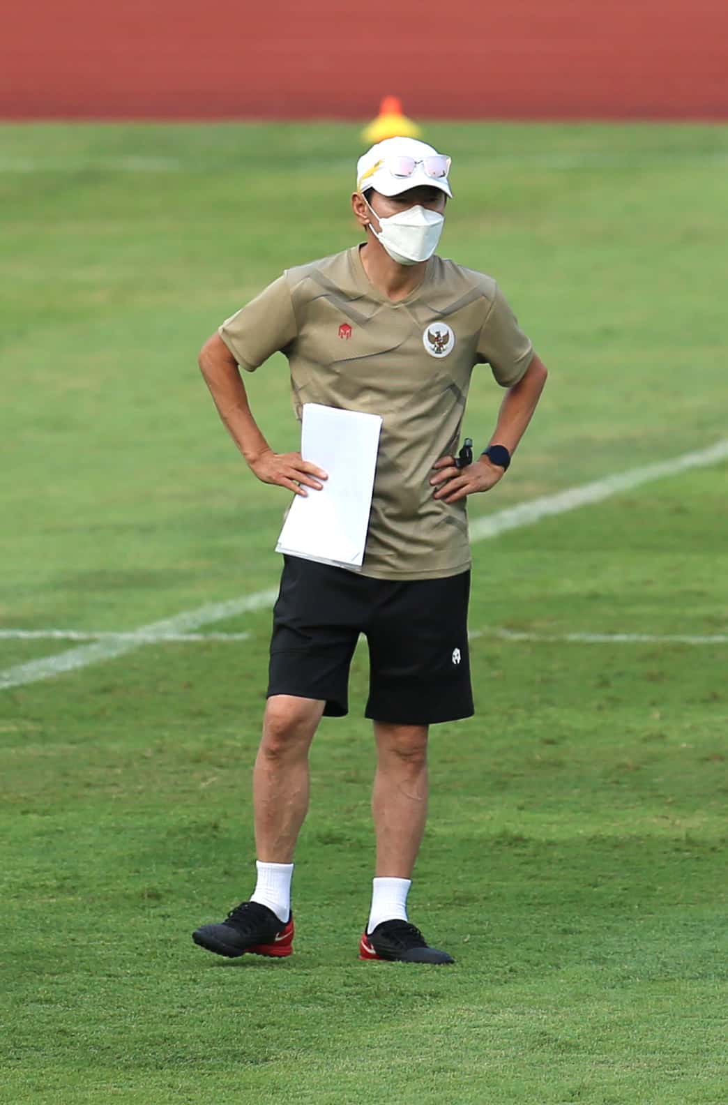 Shin Tae Yong saat mendampingi Timnas Indonesia beraltih di Stadion Madya Senayan Jakarta. Foto: Chandra Satwika/Jawa Pos. - Image