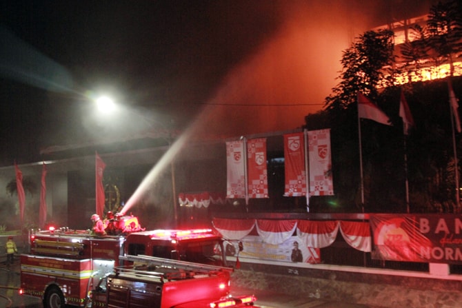 Petugas pemadam kebakaran (Damkar) berusaha memadamkan api yang membakar Gedung Kejaksaan Agung RI di kawasan Blok M, Jakarta Selatan, Sabtu (22/8/2020) malam. Kebakaran tersebut diperkirakan terjadi mulai pukul 19.10 WIB. Foto: Dery Ridwansah/ JawaPos.co - Image