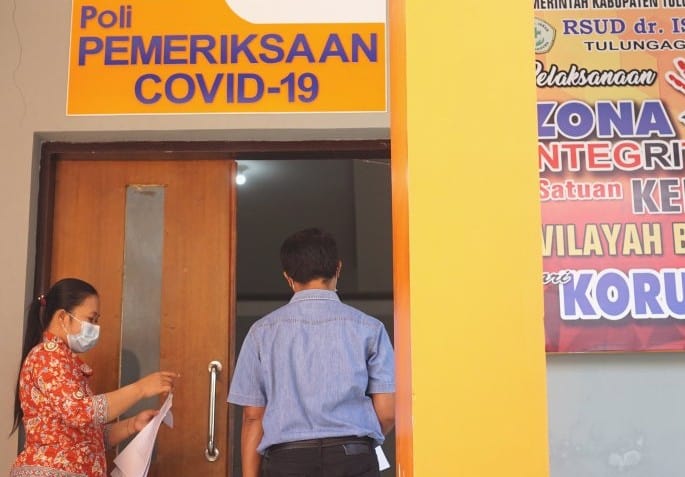 Petugas menyemprotkan disinfektan ke peralatan dan jendela bilik pengambilan swab tenggorokan mobil tes PCR keliling di Tulungagung, Jawa Timur. Destyan Sujarwoko/Antara - Image